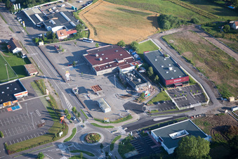 Vue aérienne de Supermarché Match Wissembourg Peupliers à le quartier Altenstadt in Wissembourg dans le département Bas Rhin, France