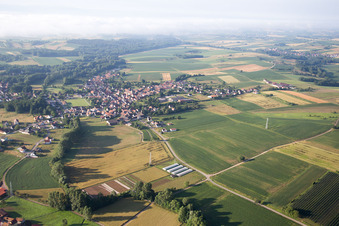 Vue d'oiseau de Steinseltz dans le département Bas Rhin, France
