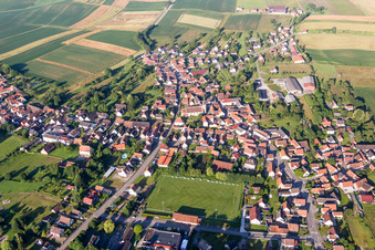 Vue aérienne de Champs agricoles et terres agricoles à Riedseltz dans le département Bas Rhin, France