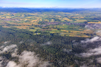 Vue aérienne de Vue du village depuis le sud à Kapsweyer dans le département Rhénanie-Palatinat, Allemagne