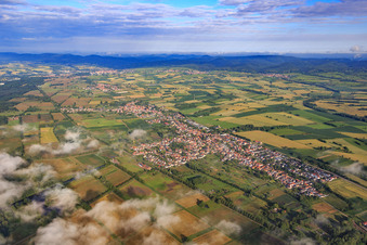 Vue aérienne de Vue d'ensemble du village sous les nuages à Viehstrich depuis le sud-est à Steinfeld dans le département Rhénanie-Palatinat, Allemagne