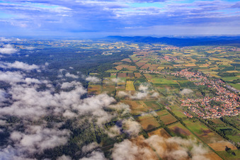 Vue aérienne de Nuages au-dessus du Bienwald sur le Viehstrich depuis le nord-est à Steinfeld dans le département Rhénanie-Palatinat, Allemagne