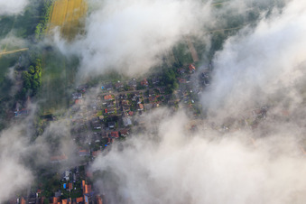 Vue aérienne de L'église de Wolfgangsgang sous les nuages à Freckenfeld dans le département Rhénanie-Palatinat, Allemagne