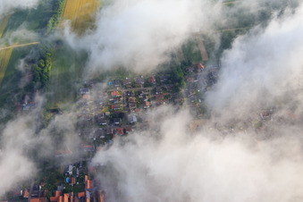 Vue aérienne de L'église de Wolfgangsgang sous les nuages à Freckenfeld dans le département Rhénanie-Palatinat, Allemagne