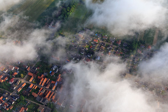 Photographie aérienne de L'église de Wolfgangsgang sous les nuages à Freckenfeld dans le département Rhénanie-Palatinat, Allemagne