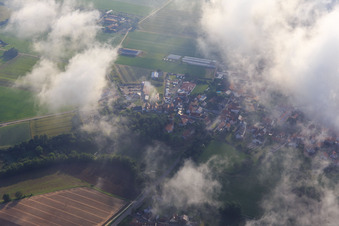 Vue aérienne de Église protestante sous les nuages à Minfeld dans le département Rhénanie-Palatinat, Allemagne