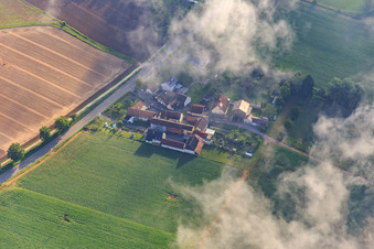 Vue aérienne de Welschhof sous les nuages à Freckenfeld dans le département Rhénanie-Palatinat, Allemagne