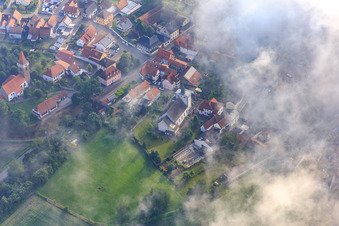 Vue aérienne de L'Église protestante et catholique sous les nuages à Minfeld dans le département Rhénanie-Palatinat, Allemagne