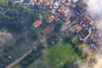 Vue aérienne de L'Église protestante et catholique sous les nuages à Minfeld dans le département Rhénanie-Palatinat, Allemagne