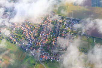 Vue aérienne de Holzgasse sous les nuages à Minfeld dans le département Rhénanie-Palatinat, Allemagne