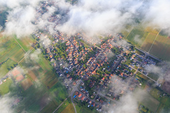 Vue aérienne de Holzgasse x Dans le Leisengarten sous les nuages à Minfeld dans le département Rhénanie-Palatinat, Allemagne