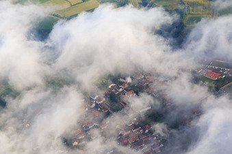 Vue aérienne de École primaire et Mundohalle sous les nuages à Minfeld dans le département Rhénanie-Palatinat, Allemagne
