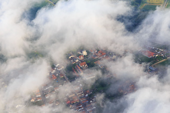 Vue aérienne de École primaire et Mundohalle sous les nuages à Minfeld dans le département Rhénanie-Palatinat, Allemagne