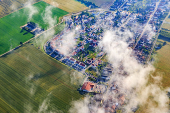 Vue aérienne de Sur le sentier élevé sous les nuages à Kandel dans le département Rhénanie-Palatinat, Allemagne