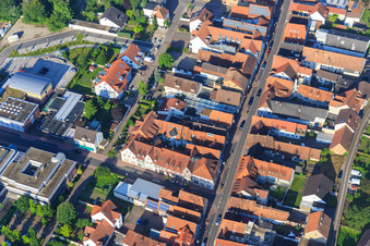 Vue aérienne de Rue principale x Rue du Jardin à Kandel dans le département Rhénanie-Palatinat, Allemagne