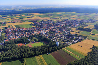 Vue aérienne de Vue du village avec château d'eau depuis le sud-ouest à Hatzenbühl dans le département Rhénanie-Palatinat, Allemagne