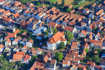 Vue aérienne de Église Saint-Wendelin à Hatzenbühl dans le département Rhénanie-Palatinat, Allemagne