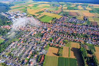 Vue aérienne de Vue du village avec des nuages depuis le sud-est à Hatzenbühl dans le département Rhénanie-Palatinat, Allemagne