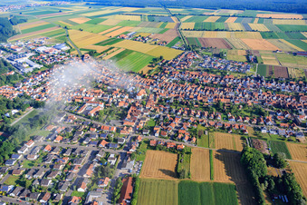 Vue aérienne de Vue du village avec des nuages depuis le sud-est à Hatzenbühl dans le département Rhénanie-Palatinat, Allemagne