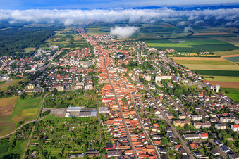 Vue oblique de Rheinstr (B427) depuis l'est à Kandel dans le département Rhénanie-Palatinat, Allemagne