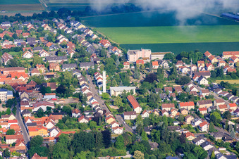 Vue aérienne de Église Saint-Pie sur Goethestr à Kandel dans le département Rhénanie-Palatinat, Allemagne