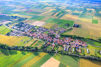 Vue aérienne de Vue d'ensemble du village depuis le sud à Herxheimweyher dans le département Rhénanie-Palatinat, Allemagne