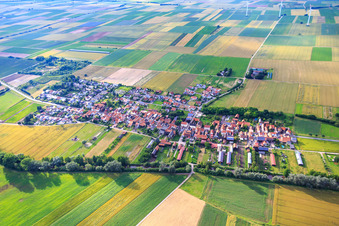 Vue aérienne de Vue d'ensemble du village depuis le sud à Herxheimweyher dans le département Rhénanie-Palatinat, Allemagne
