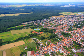 Vue aérienne de Vue de la ville depuis le sud avec le parc aquatique Bellheim et la salle de tennis Bellheim du Tennis-Club Grün Weiss Bellheim eV à Bellheim dans le département Rhénanie-Palatinat, Allemagne