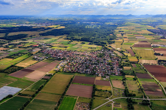 Vue aérienne de Vue d'ensemble de la ville depuis l'est à Zeiskam dans le département Rhénanie-Palatinat, Allemagne