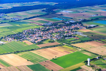 Vue aérienne de Vue d'ensemble de la ville depuis le sud-ouest au-delà de la B272 à Weingarten dans le département Rhénanie-Palatinat, Allemagne