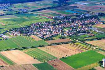 Vue aérienne de Vue d'ensemble de la ville depuis le sud-ouest au-delà de la B272 à Weingarten dans le département Rhénanie-Palatinat, Allemagne