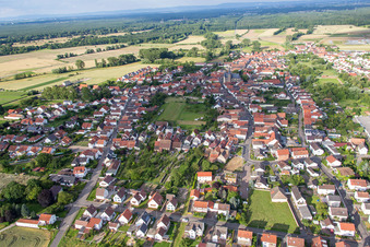 Vue aérienne de De l'ouest à le quartier Geinsheim in Neustadt an der Weinstraße dans le département Rhénanie-Palatinat, Allemagne