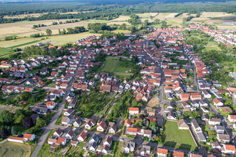 Vue aérienne de De l'ouest à le quartier Geinsheim in Neustadt an der Weinstraße dans le département Rhénanie-Palatinat, Allemagne