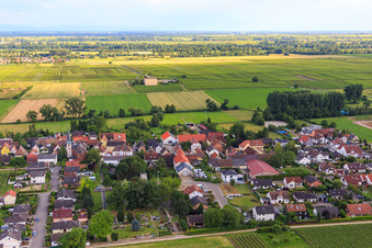 Vue aérienne de À Kirchfeld à le quartier Duttweiler in Neustadt an der Weinstraße dans le département Rhénanie-Palatinat, Allemagne