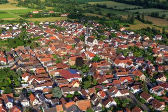 Vue aérienne de Mühlstraße et l'église catholique Saint-Georges à Venningen dans le département Rhénanie-Palatinat, Allemagne
