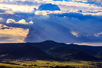 Vue aérienne de Cumulonimbus orageux au-dessus du sommet du Kalmit à Maikammer dans le département Rhénanie-Palatinat, Allemagne