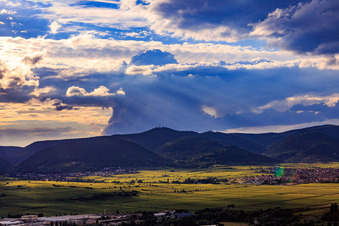 Vue aérienne de Cumulonimbus orageux au-dessus du sommet du Kalmit à Maikammer dans le département Rhénanie-Palatinat, Allemagne
