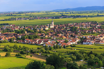 Vue de la ville depuis le nord-est à Edesheim dans le département Rhénanie-Palatinat, Allemagne d'en haut