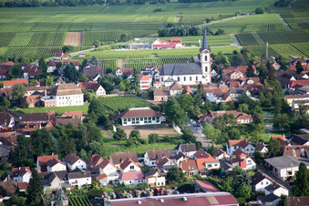 Vue aérienne de Bâtiment d'église au centre du village à Edesheim dans le département Rhénanie-Palatinat, Allemagne