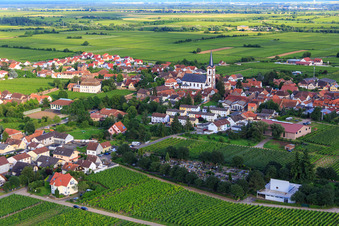 Vue aérienne de Cimetière et Saint-Pierre-et-Paul à Edesheim dans le département Rhénanie-Palatinat, Allemagne