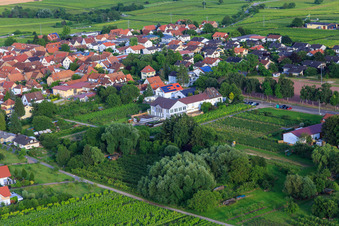 Vue aérienne de Maison de campagne Herrenberg à le quartier Nußdorf in Landau in der Pfalz dans le département Rhénanie-Palatinat, Allemagne
