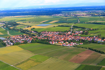 Vue aérienne de Vue d'ensemble du village depuis le nord-ouest avec la nouvelle zone de développement Am Apfelgarten à Impflingen dans le département Rhénanie-Palatinat, Allemagne