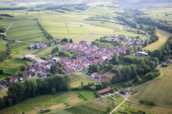 Vue aérienne de Klingbachtal à le quartier Klingen in Heuchelheim-Klingen dans le département Rhénanie-Palatinat, Allemagne