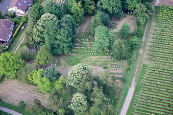 Vue aérienne de Vieux cimetière à le quartier Ingenheim in Billigheim-Ingenheim dans le département Rhénanie-Palatinat, Allemagne