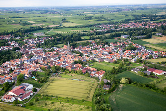 Vue d'oiseau de Quartier Ingenheim in Billigheim-Ingenheim dans le département Rhénanie-Palatinat, Allemagne