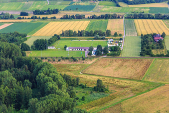 Vue aérienne de SpVgg. Terrain de sport d'Oberhausen - Barbelroth à Barbelroth dans le département Rhénanie-Palatinat, Allemagne