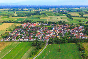 Vue aérienne de Vue d'ensemble du village depuis le nord à Barbelroth dans le département Rhénanie-Palatinat, Allemagne