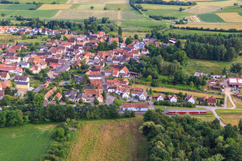 Vue aérienne de Train régional à la gare à Barbelroth dans le département Rhénanie-Palatinat, Allemagne