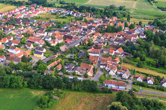 Vue aérienne de Train régional à la gare à Barbelroth dans le département Rhénanie-Palatinat, Allemagne