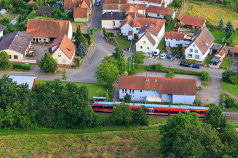 Photographie aérienne de Train régional à la gare à Barbelroth dans le département Rhénanie-Palatinat, Allemagne